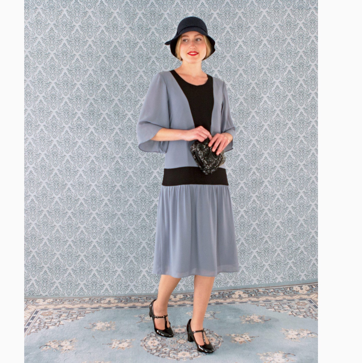 Chiffon 1920s dress in grey and black. The flapper dress can be worn as a Great Gatsby party dress, art deco dress or roaring 20s party dress.