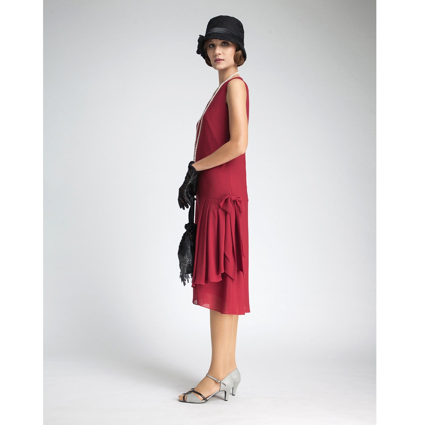 Maroon red chiffon flapper dress with drape and bow. This robe années 20 can be worn as a 1920s Charleston dress or Great Gatsby dress.