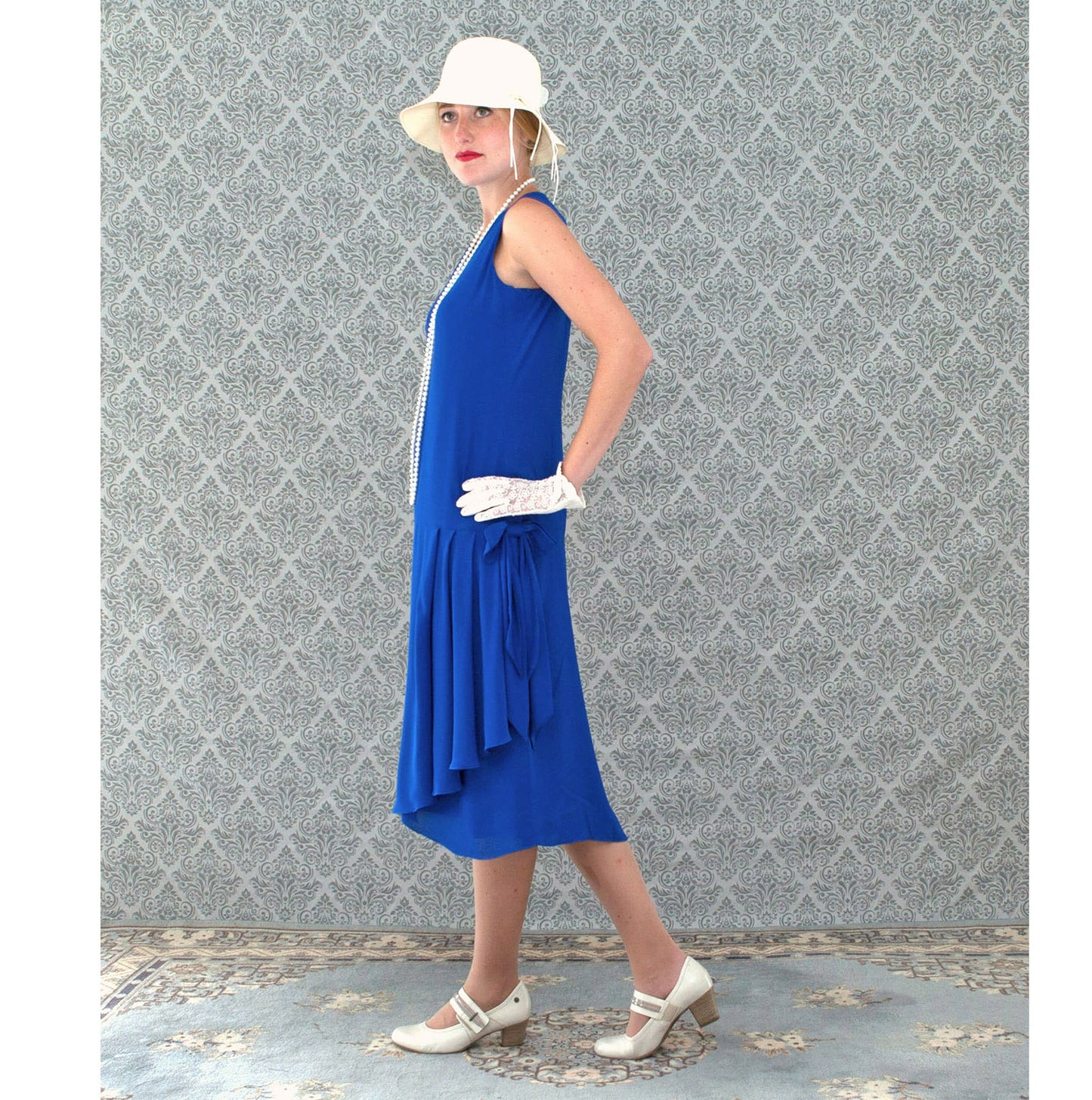 1920er Kleid made of sapphire blue chiffon with drape and bow. The flapper dress can be worn as a 1920s Great Gatsby day dress or Downton Abbey dress.