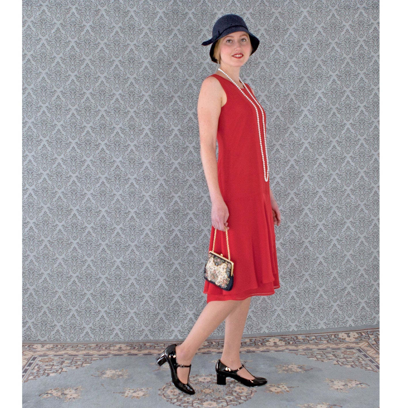 Red chiffon robe années 20 with a ruffled skirt. Can be worn as a roaring 20s flapper dress, 1920s Great Gatsby dress or a Prohibition party dress.