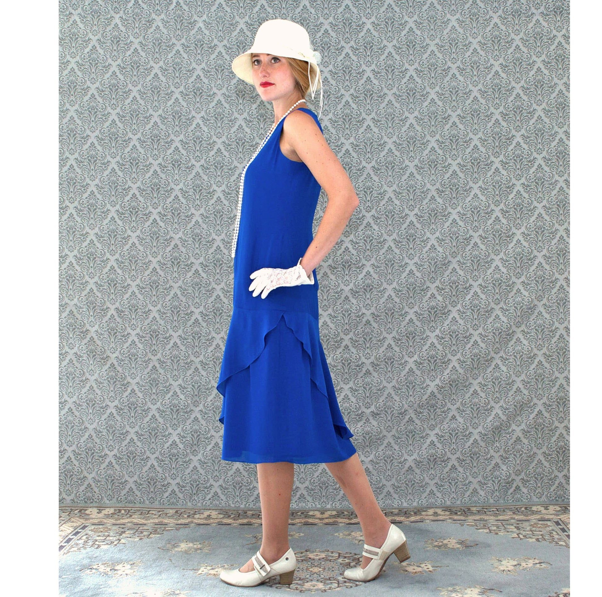 Flapper gown made of sapphire blue chiffon. This '1920er jahre kleider' with ruffled skirt can be worn as a Great Gatsby dress at any Roaring 20s party.