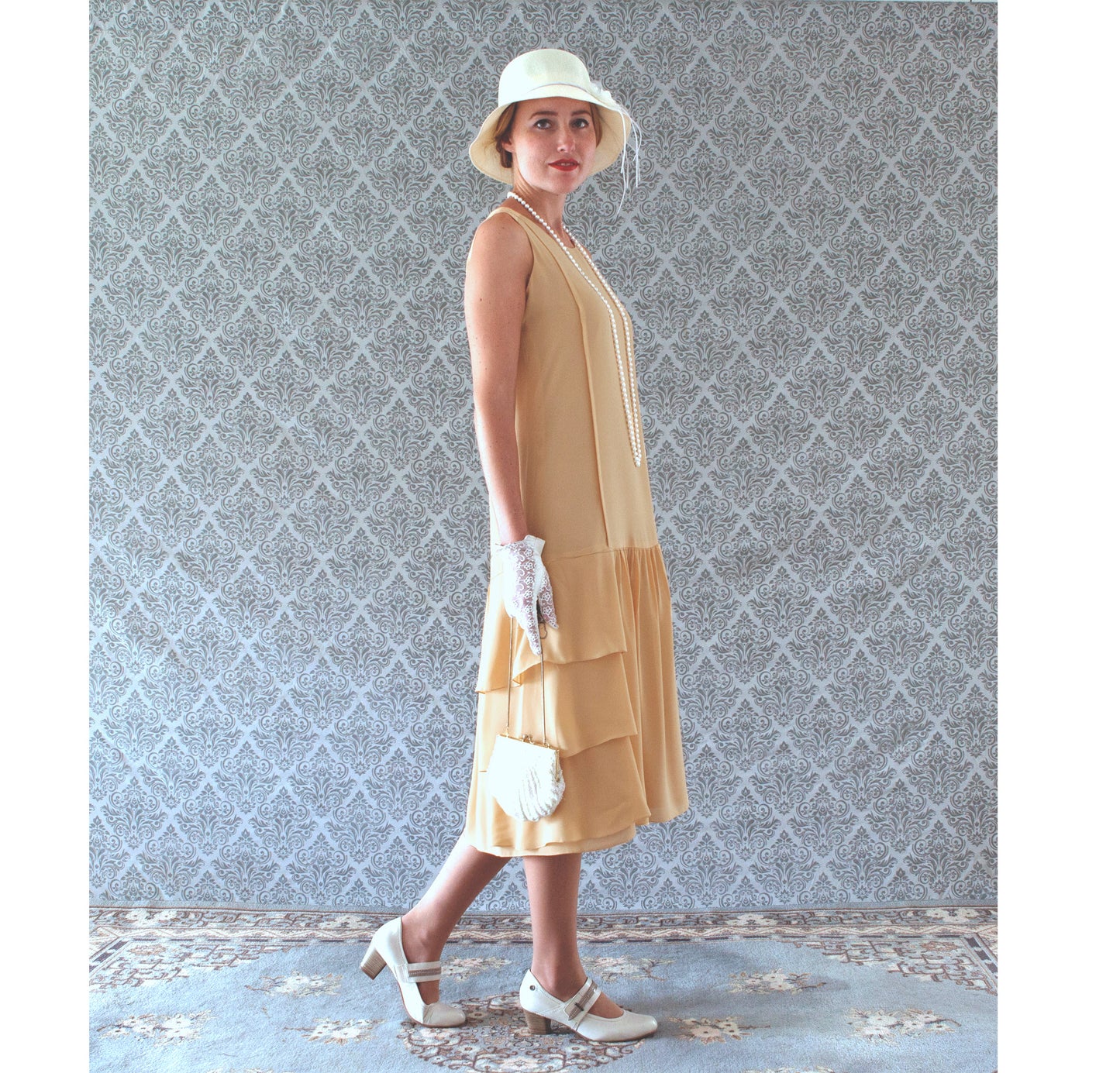 Pale marigold flapper dress with tiered skirt. This '1920er kleid' can be worn as Great Gatsby dress, Downton Abbey dress or 1920s summer tea dress.