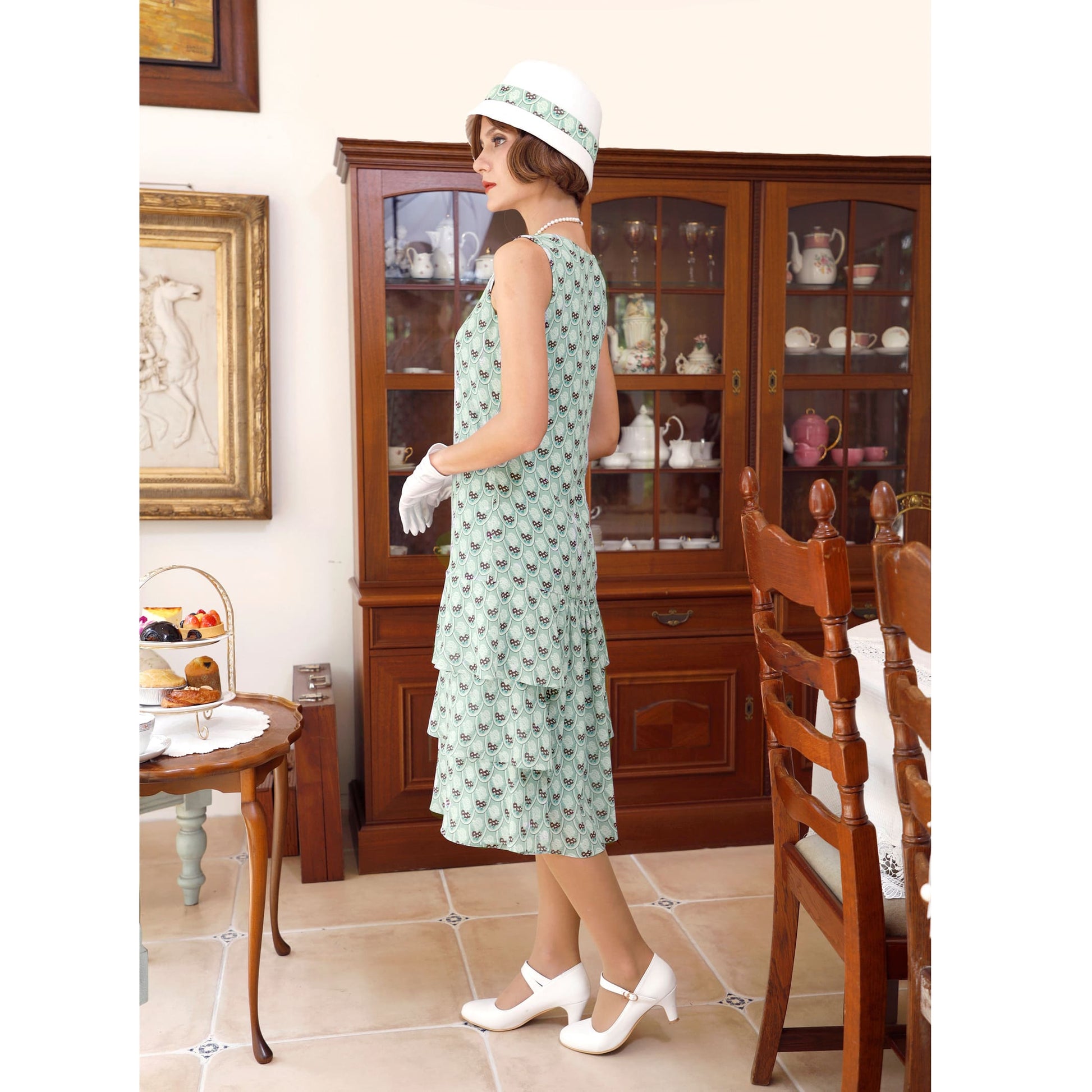Roaring 20s dress with green print in oval motifs and tiered skirt. The 1920s dress can be worn as Great Gatsby summer dress or Downton Abbey high tea dress.