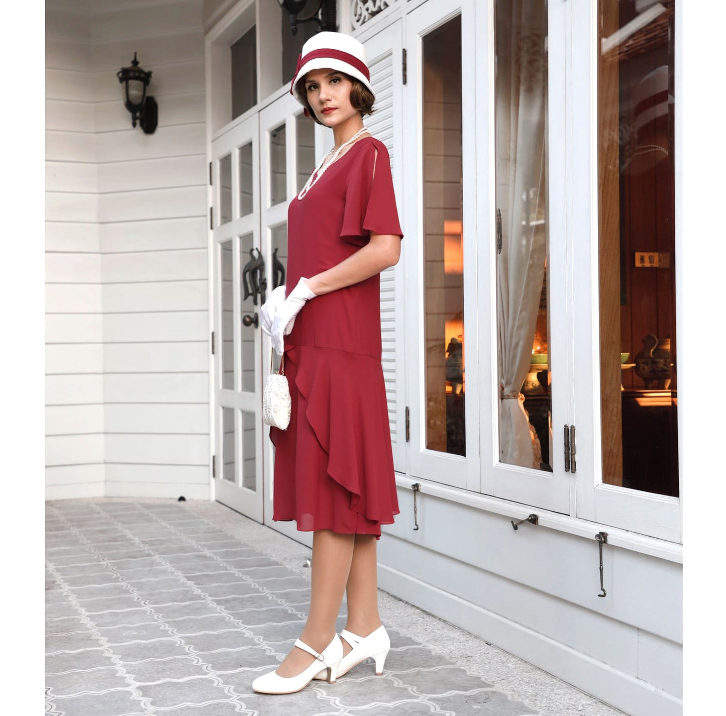 1920s dress in maroon red with a sweetheart neckline