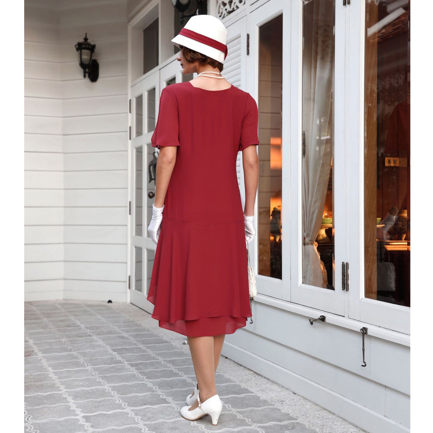 1920s dress in maroon red with a sweetheart neckline