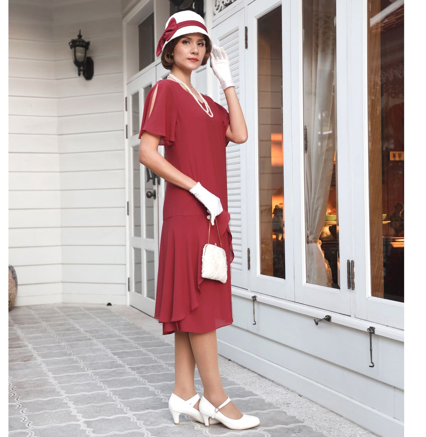 1920s dress in maroon red with sweetheart neckline