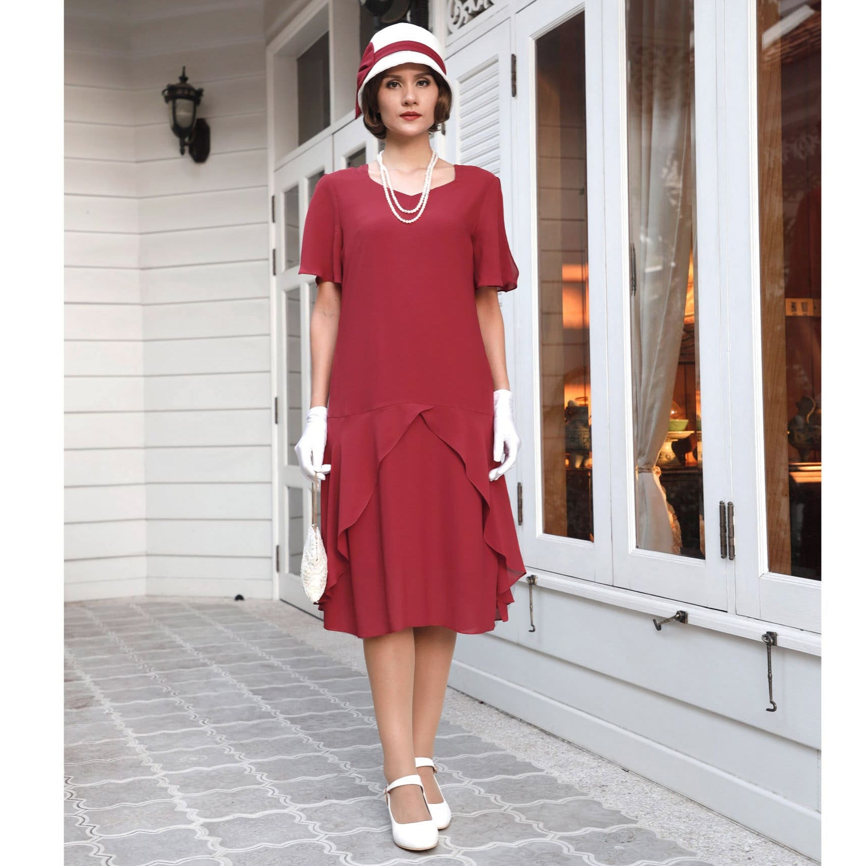 1920s dress in maroon red with a sweetheart neckline