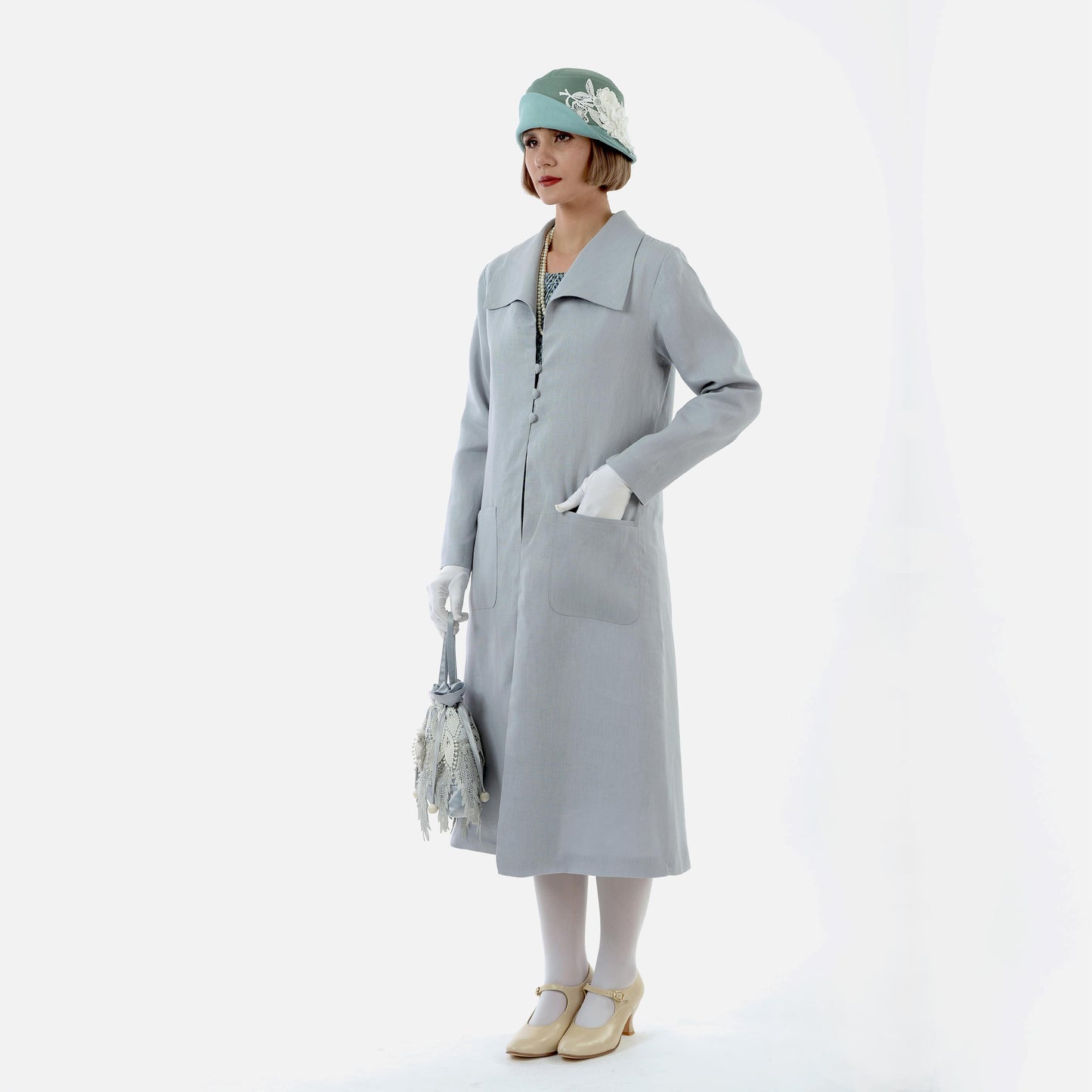 Simple and relaxed 1920s summer linen coat in light grey