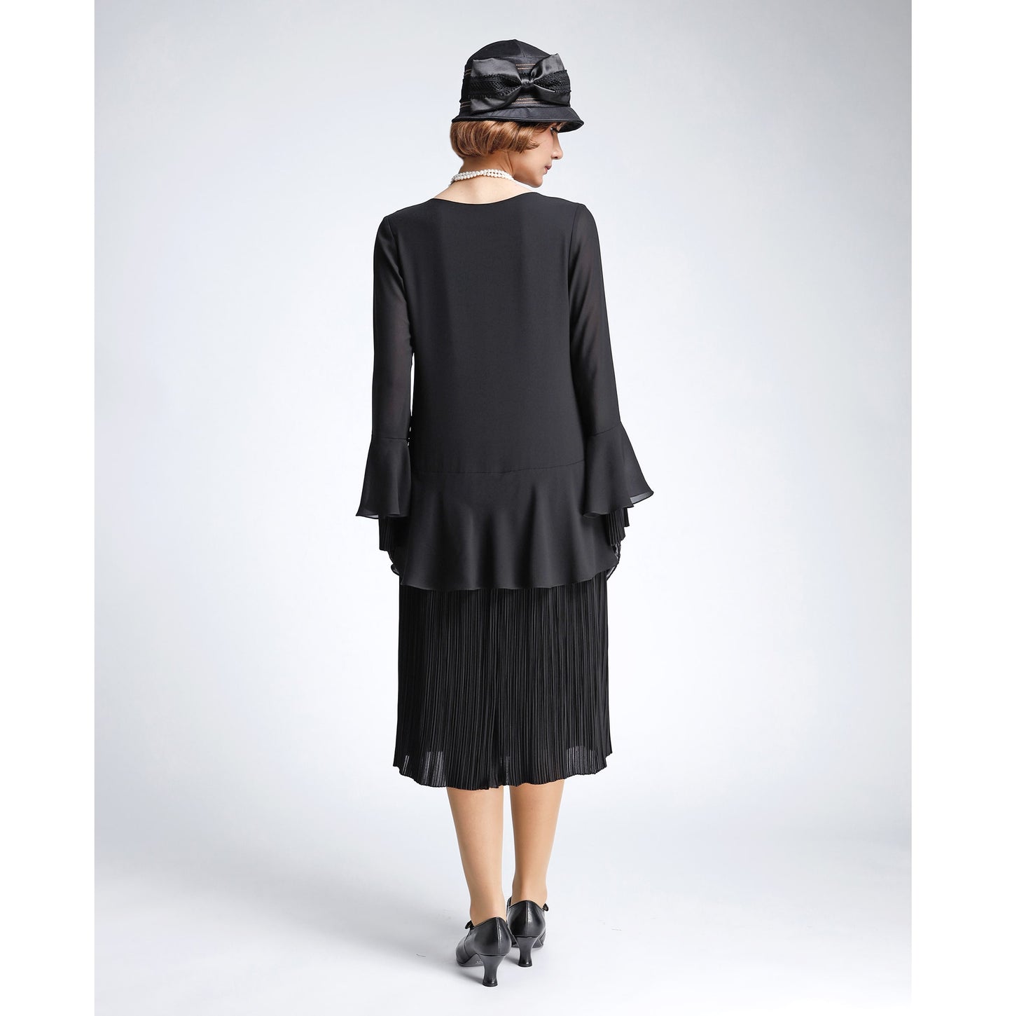 Elegant 1920s dress in black with plisse pleats and two layered cuff