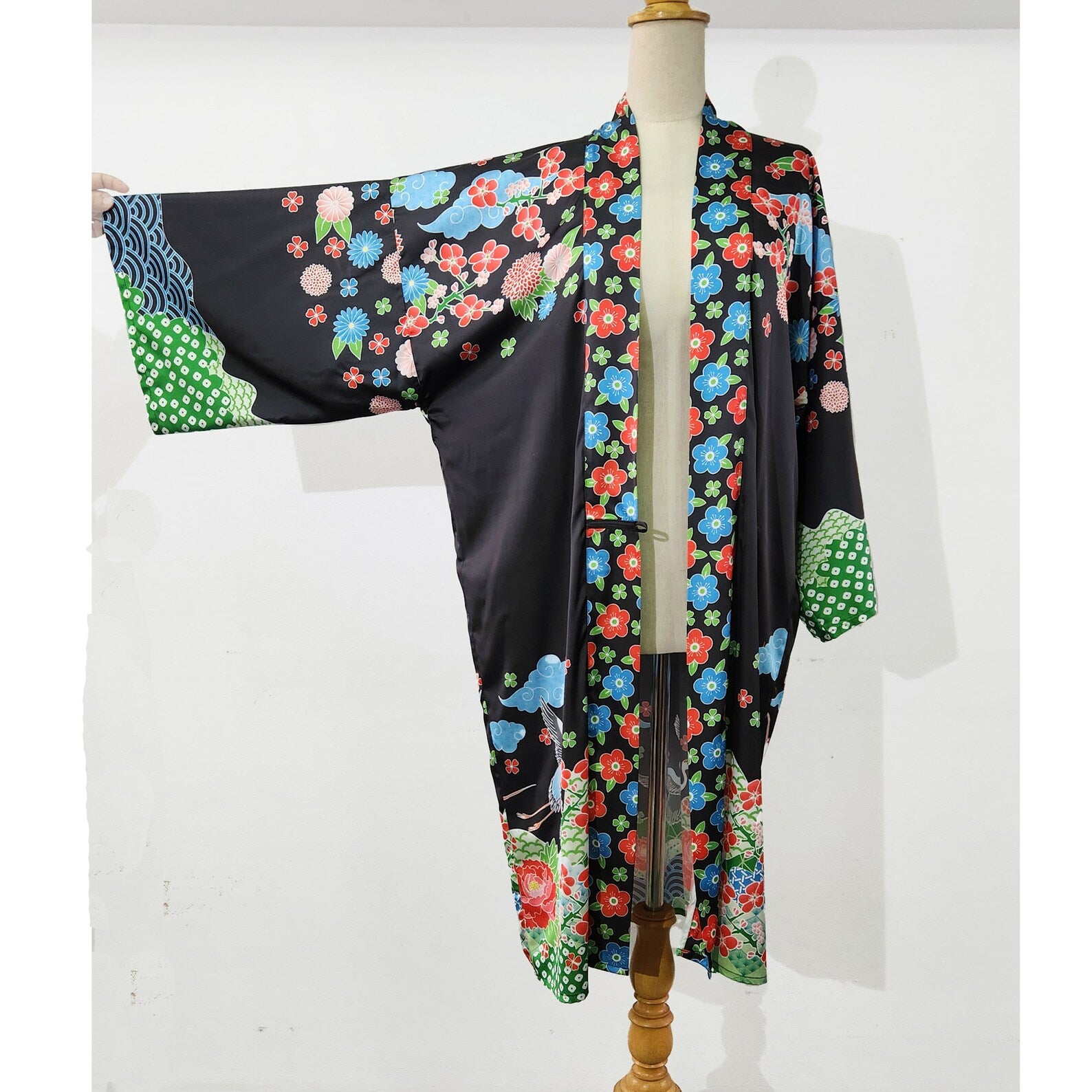 Satin 1920s loungewear fashion kimono robe. The 1920s duster jacket can be worn as Gatsby robe, 1920s evening coat or 1920s formal jacket.