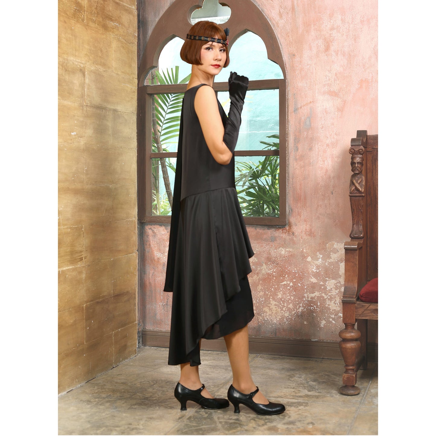 Black 1920s evening gown with a shoulder train. The 1920s dress can be worn, for example, as a Great Gatsby dress or Roaring 20s evening dress.