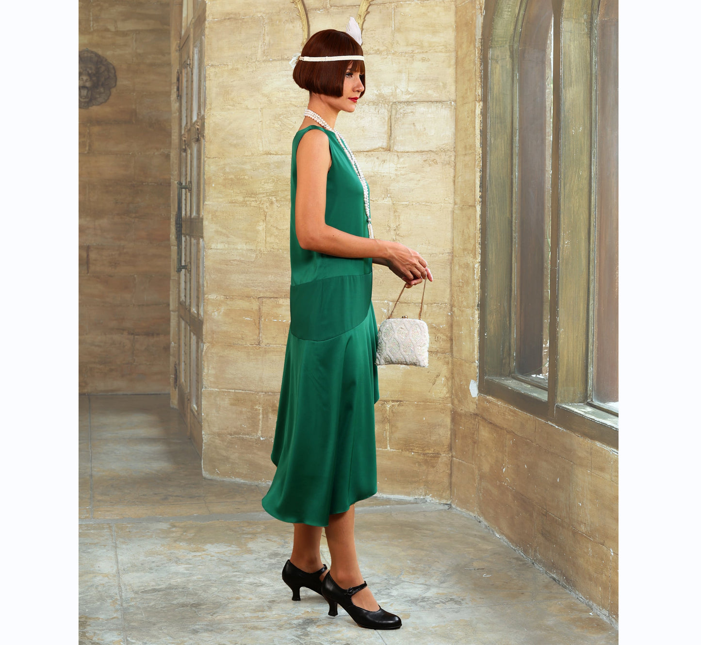 Green satin 1920s evening dress with boat neckline. The 1920er Kleid can be worn as a Great Gatsby dress, flapper dress or Lady Mary dress.