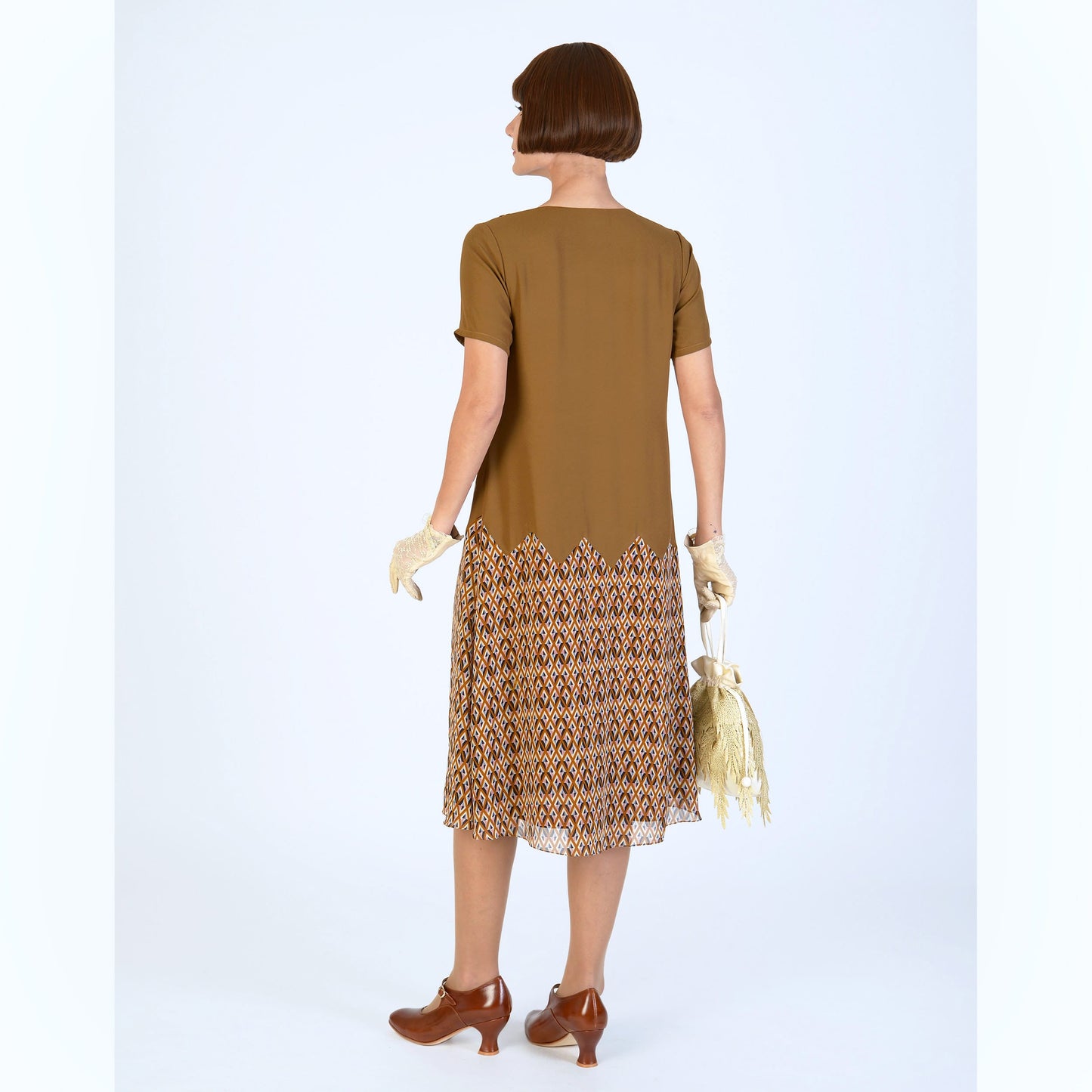 This brown roaring 20s robe with zig zag details can be worn as a Great Gatsby dress, flapper dress or roaring twenties day dress.