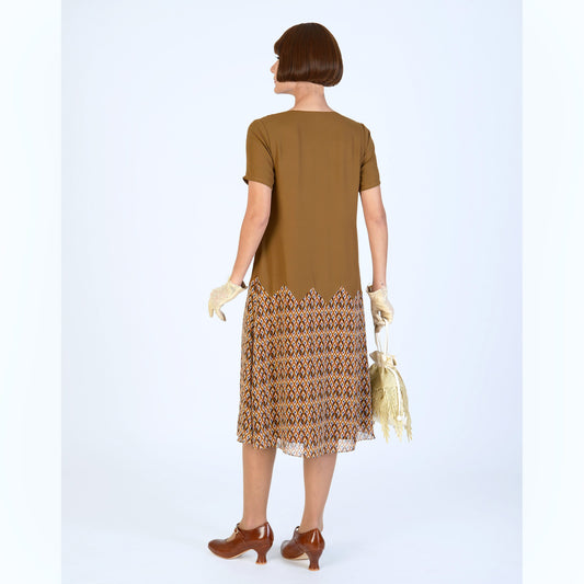 This brown roaring 20s robe with zig zag details can be worn as a Great Gatsby dress, flapper dress or roaring twenties day dress.