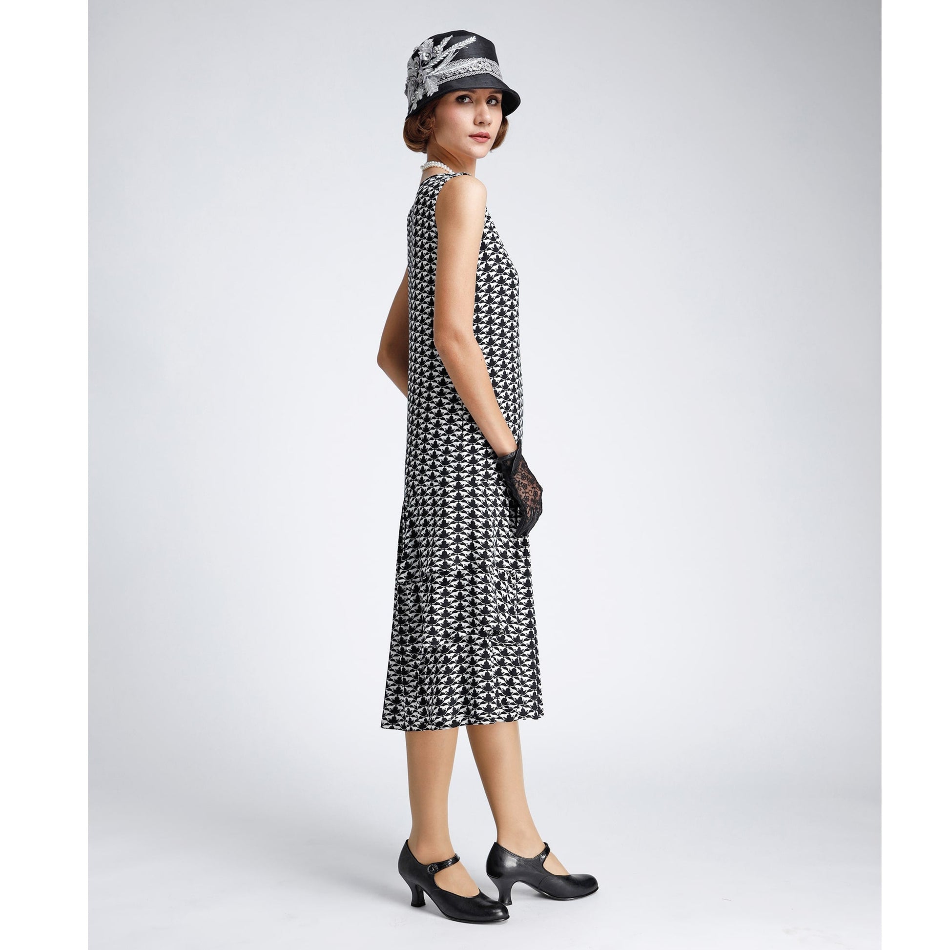 1920s fashion dress made of black and white viscose fabric. The 1920s dress can be worn as a Gatsby dress, 1920s high tea dress or roaring 20s flapper dress.
