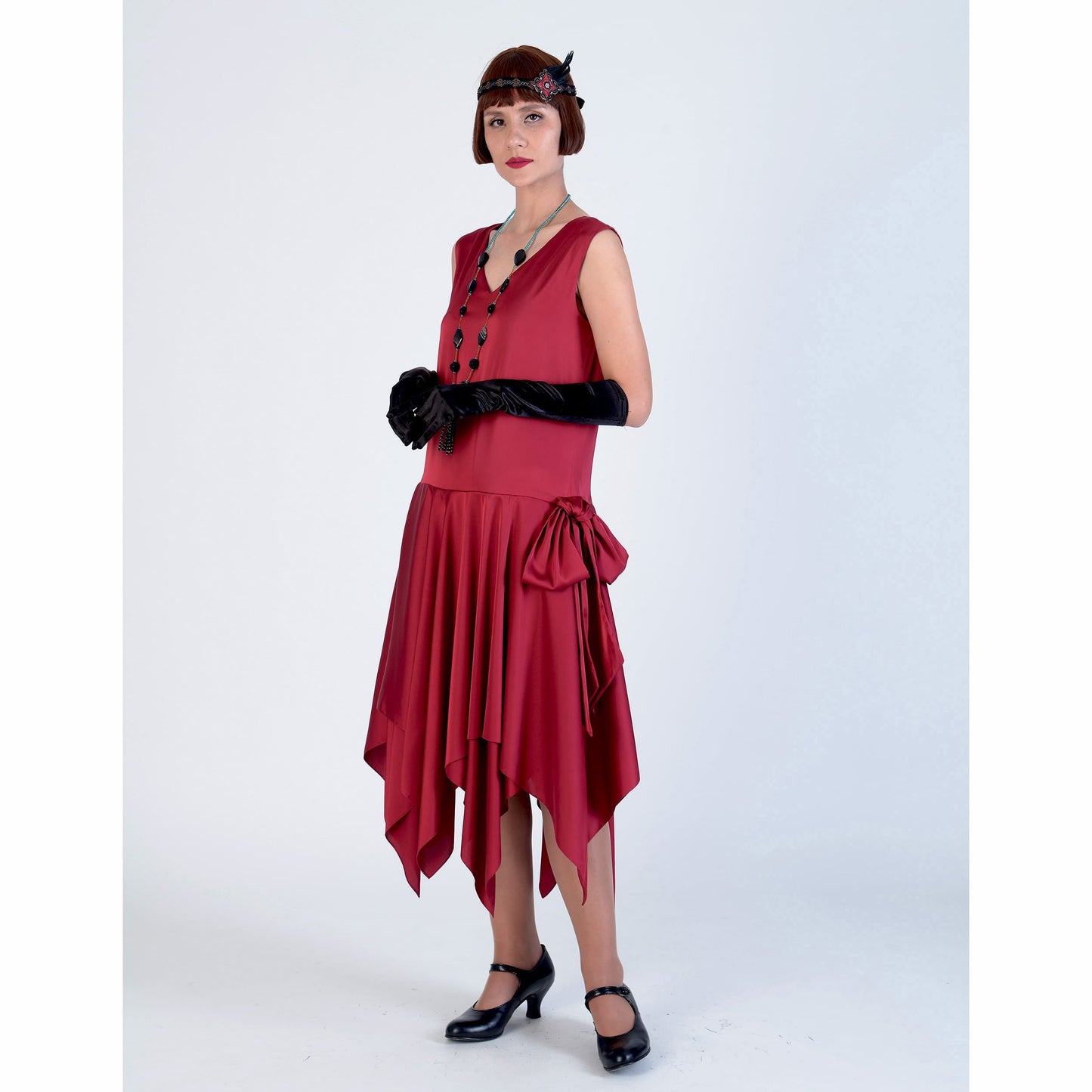 Drop waist dress made of dark red satin. This roaring 20s fashion dress can be worn, for example, as a 1920s evening dress.