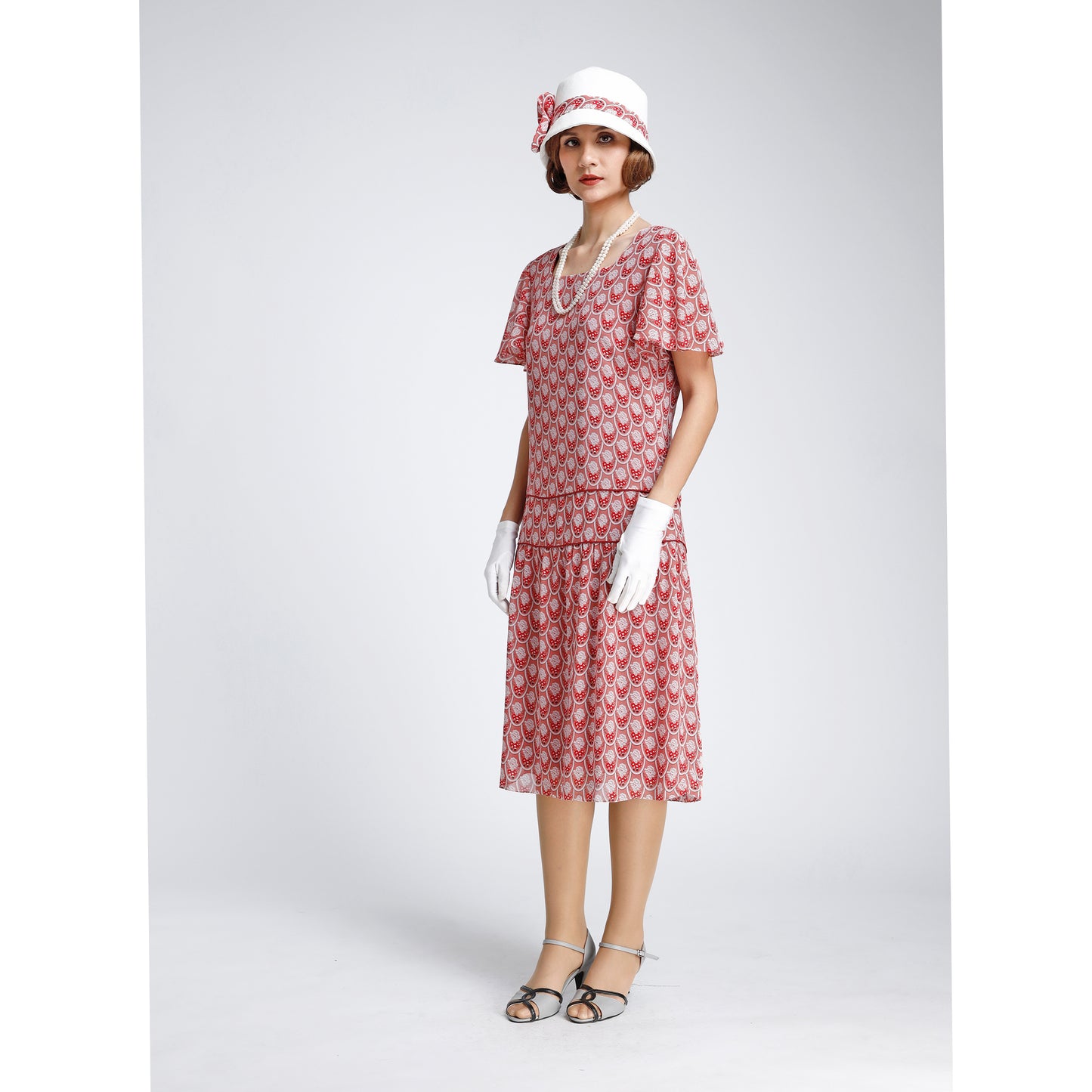 Off-white cotton 1920s summer hat with printed ribbon in different shades of red. The cloche hat can be worn as Downton Abbey hat, 1920s tea hat, flapper hat or Great Gatsby hat.