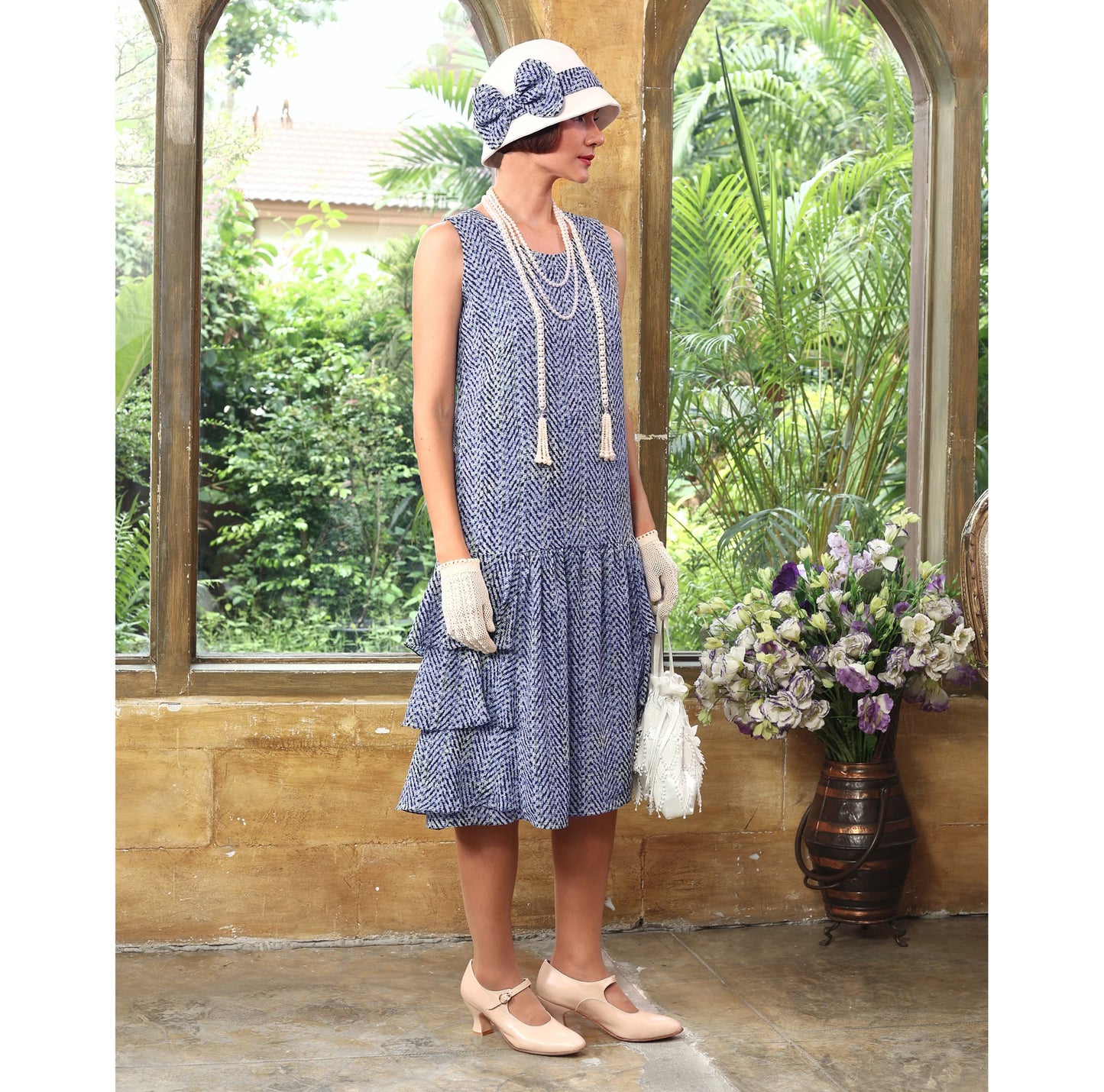 1920s cloche hat in off-white cotton and blue printed chiffon