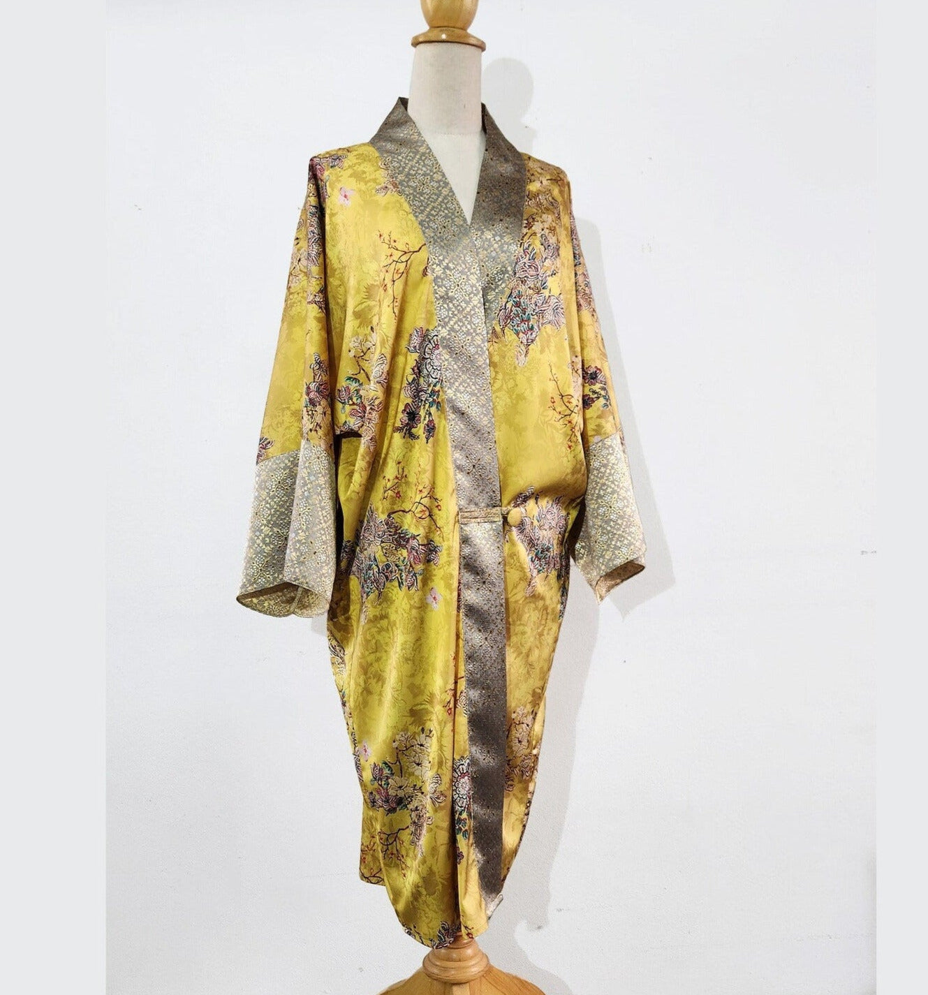 Kimono robe in printed yellow satin inspired by 1920s loungewear fashion. The Japanese kimono robe can be worn a 1920s night gown or 1920s coat.