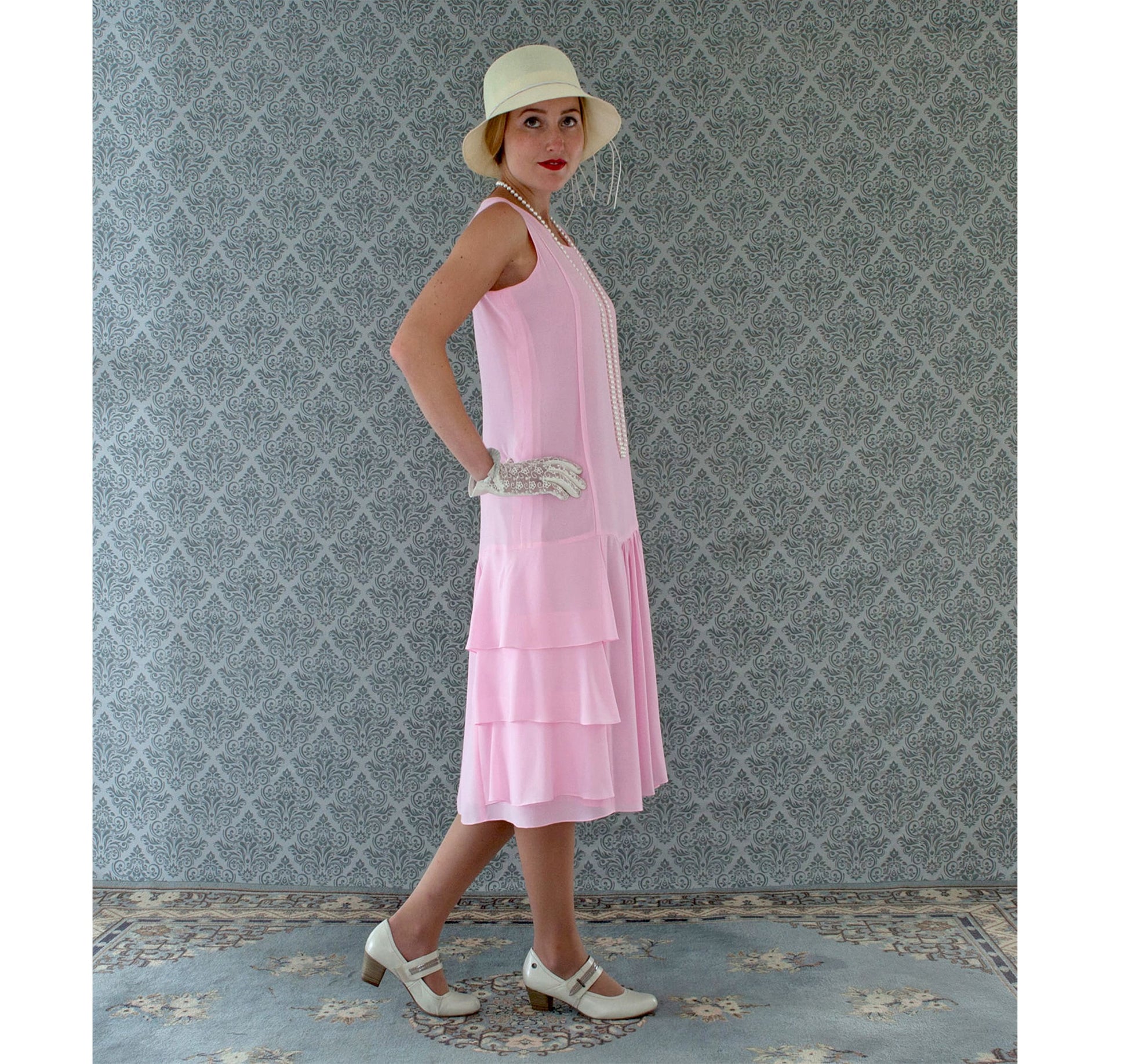 Pink chiffon 1920s day dress with round neckline. The robe années 20 can be worn as a Downton Abbey tea dress, flapper day dress or Great Gatsby dress.