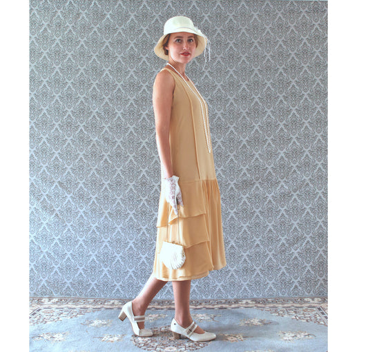 Pale marigold flapper dress with tiered skirt. This '1920er kleid' can be worn as Great Gatsby dress, Downton Abbey dress or 1920s summer tea dress.