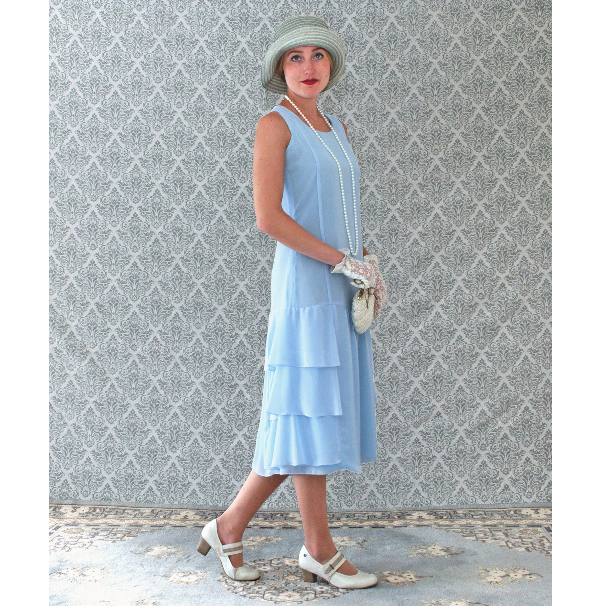 Robe années 20 made of light blue chiffon with tiered skirt. Can be worn as flapper day dress, Great Gatsby daywear or Downton Abbey summer party dress.