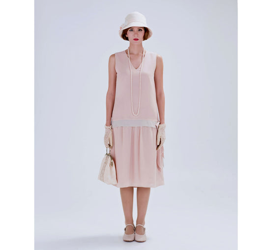 Chiffon 1920s tea dress in nude color and with a V-neckline. This roaring 20s fashion can be worn as a Great Gatsby dress, Charleston dress or 20s flapper.