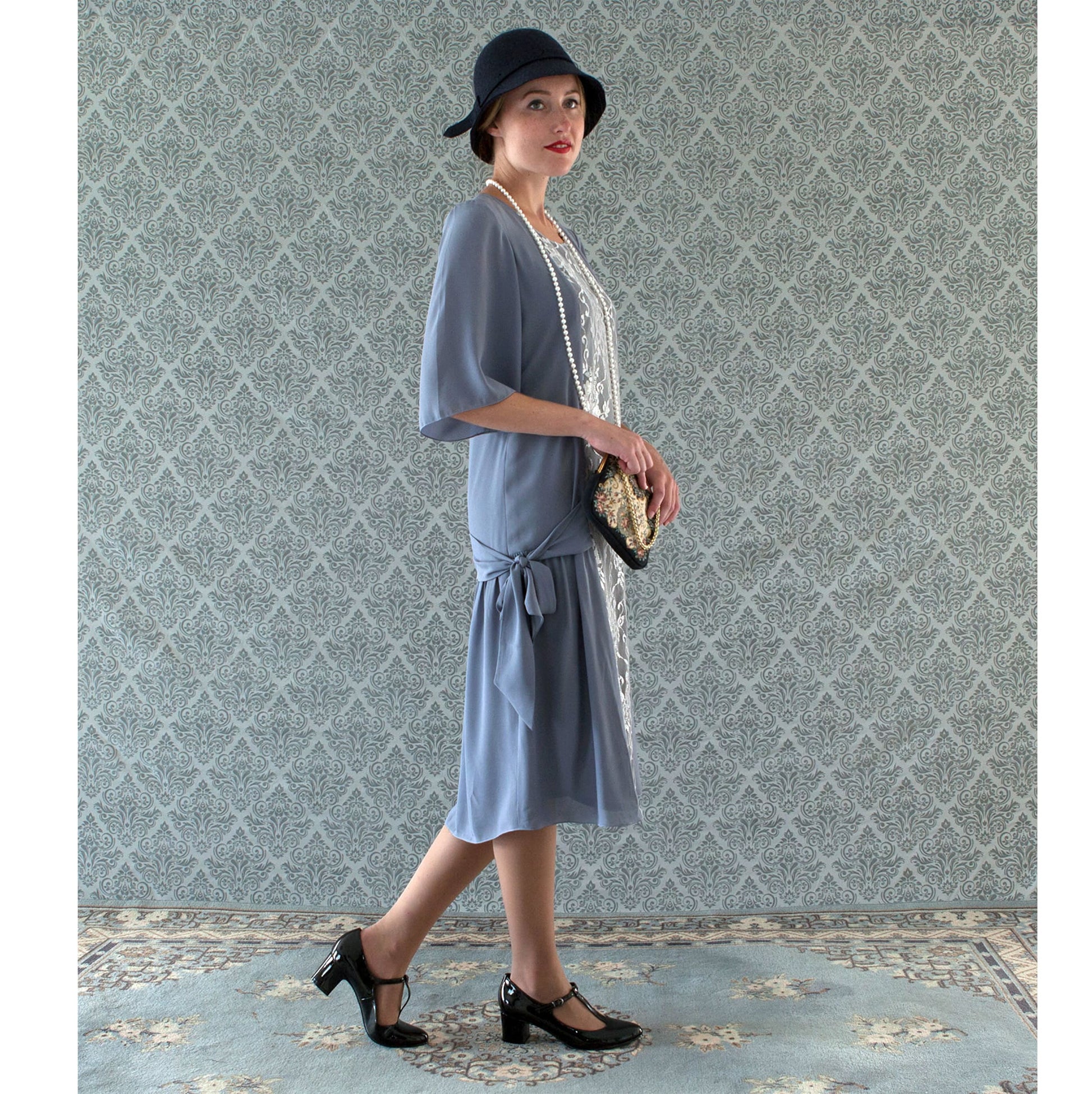 silver great gatsby dress This shimmery, silver, and exotic dress simply screams the fashion from the Great Gatsby. The added touch of the fur with a matching jeweled headband ties the whole outfit into place for