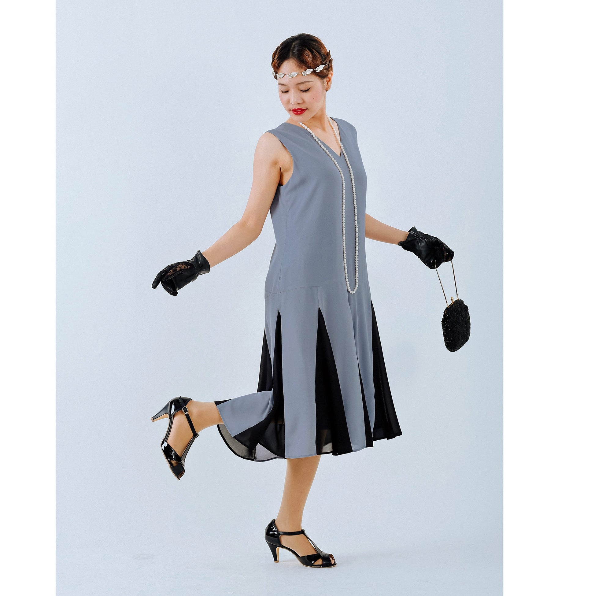 Chiffon Gatsby dress in grey and black. The 1920s dress can be worn as a Charleston dance dress,  roaring 20s flapper dress or 20s party dress. 