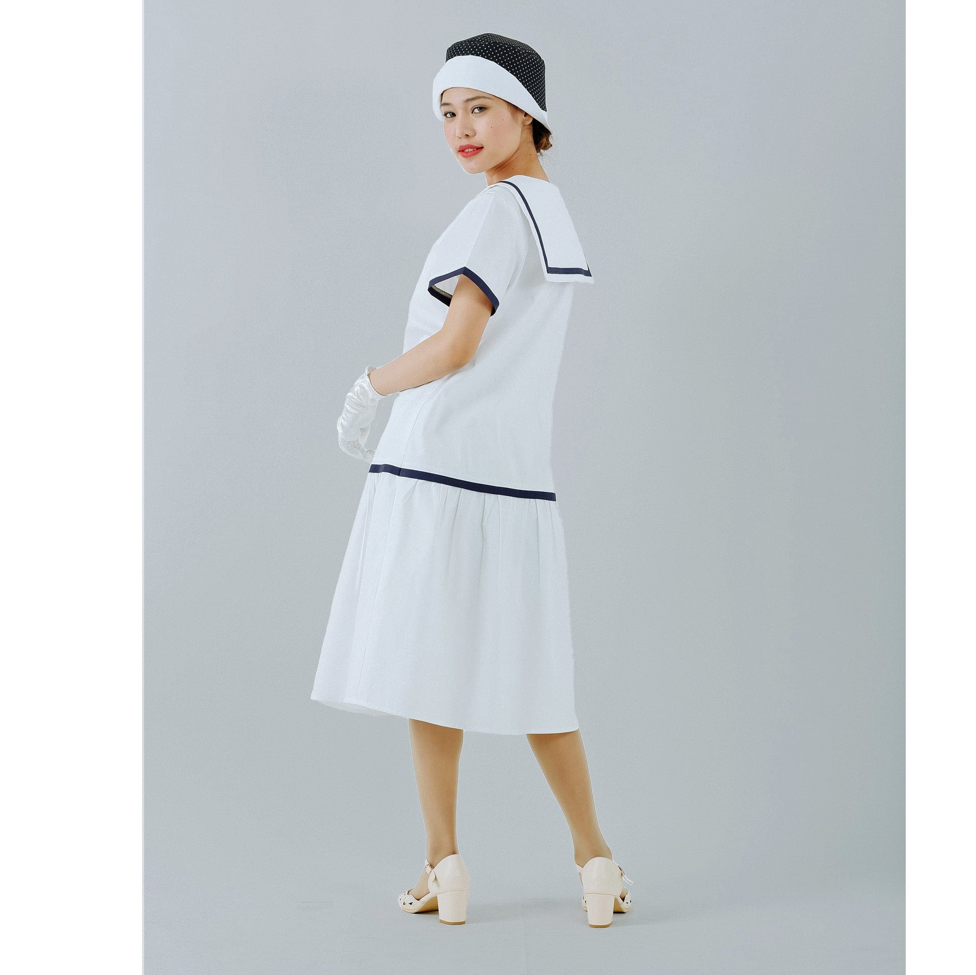 Nautical dress made of pure white and navy-blue cotton poplin. The 1920s dress can be worn as a roaring twenties tea dress or a Great Gatsby party dress.