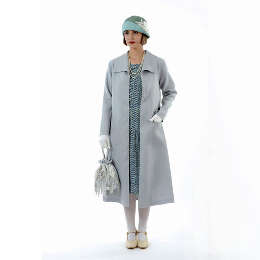 A roaring 20s inspired summer linen Great Gatsby coat in light grey with wing collar and a 3-button closure.