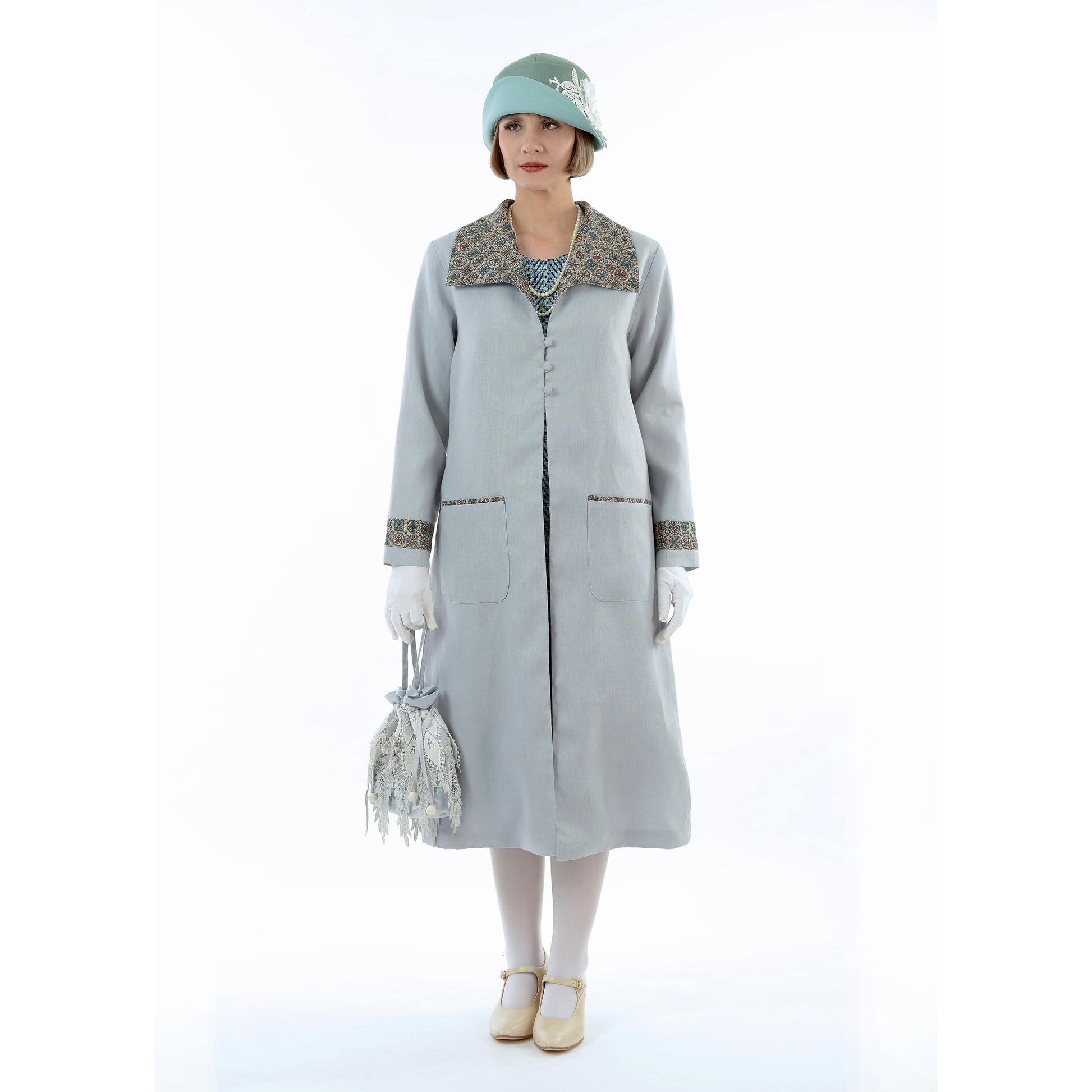 Linen 1920s coat in light grey with wing collar. This 20s daywear can be worn as a summer Gatsby jacket or a flapper summer overcoat.