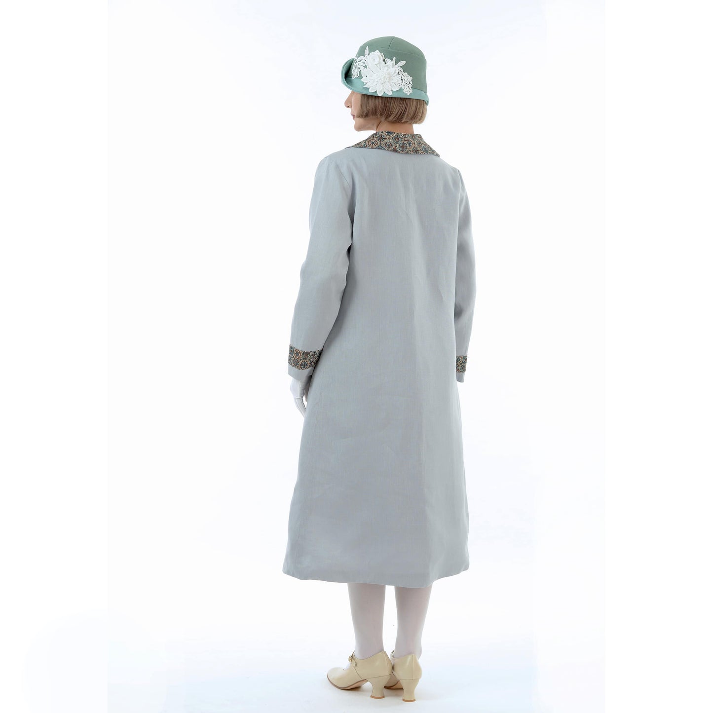 1920s-inspired linen day coat in grey with button closure