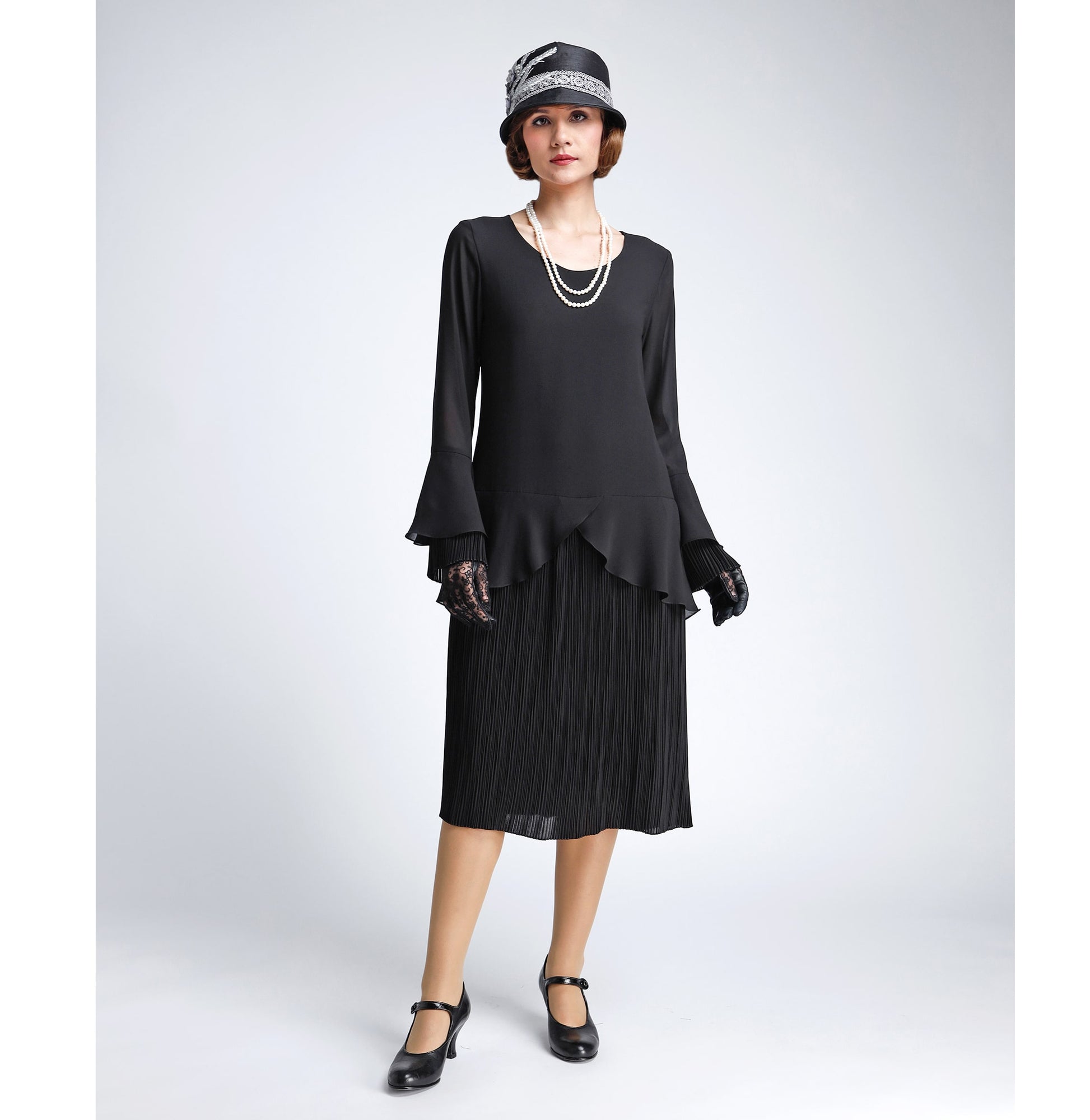 Elegant 1920s dress in black with plisse pleats and two layered cuff