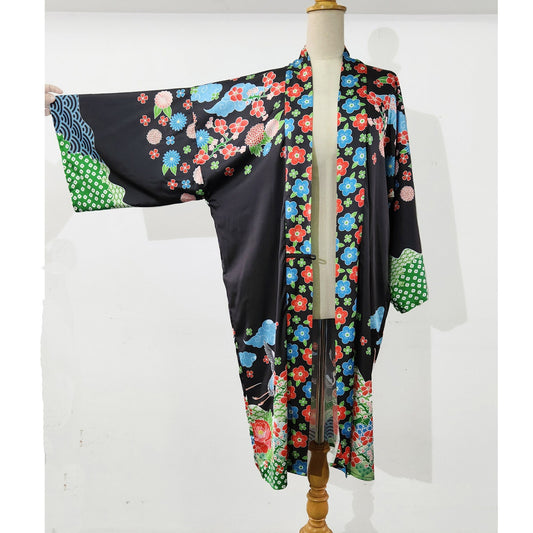 Satin 1920s loungewear fashion kimono robe. The 1920s duster jacket can be worn as Gatsby robe, 1920s evening coat or 1920s formal jacket.