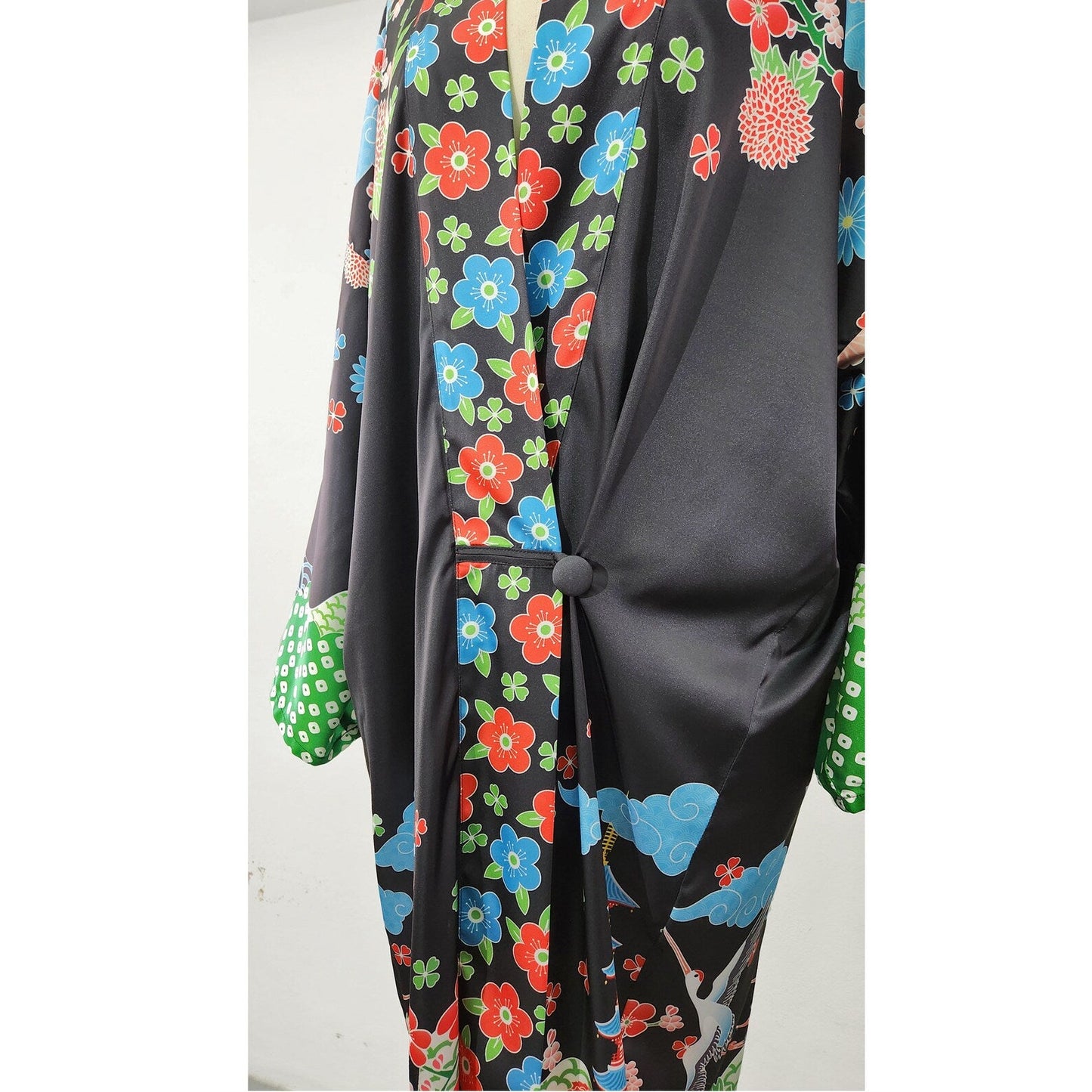 Japanese kimono robe with floral and bird print. The 1920s oriental kimono robe can be worn as Great Gatsby coat or 1920s duster jacket