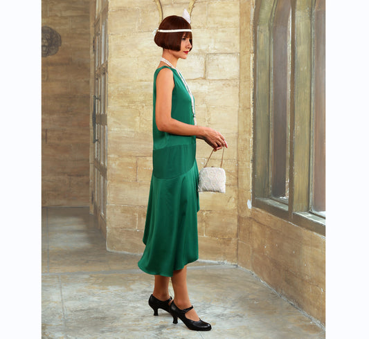Green satin 1920s evening dress with boat neckline. The 1920er Kleid can be worn as a Great Gatsby dress, flapper dress or Lady Mary dress.