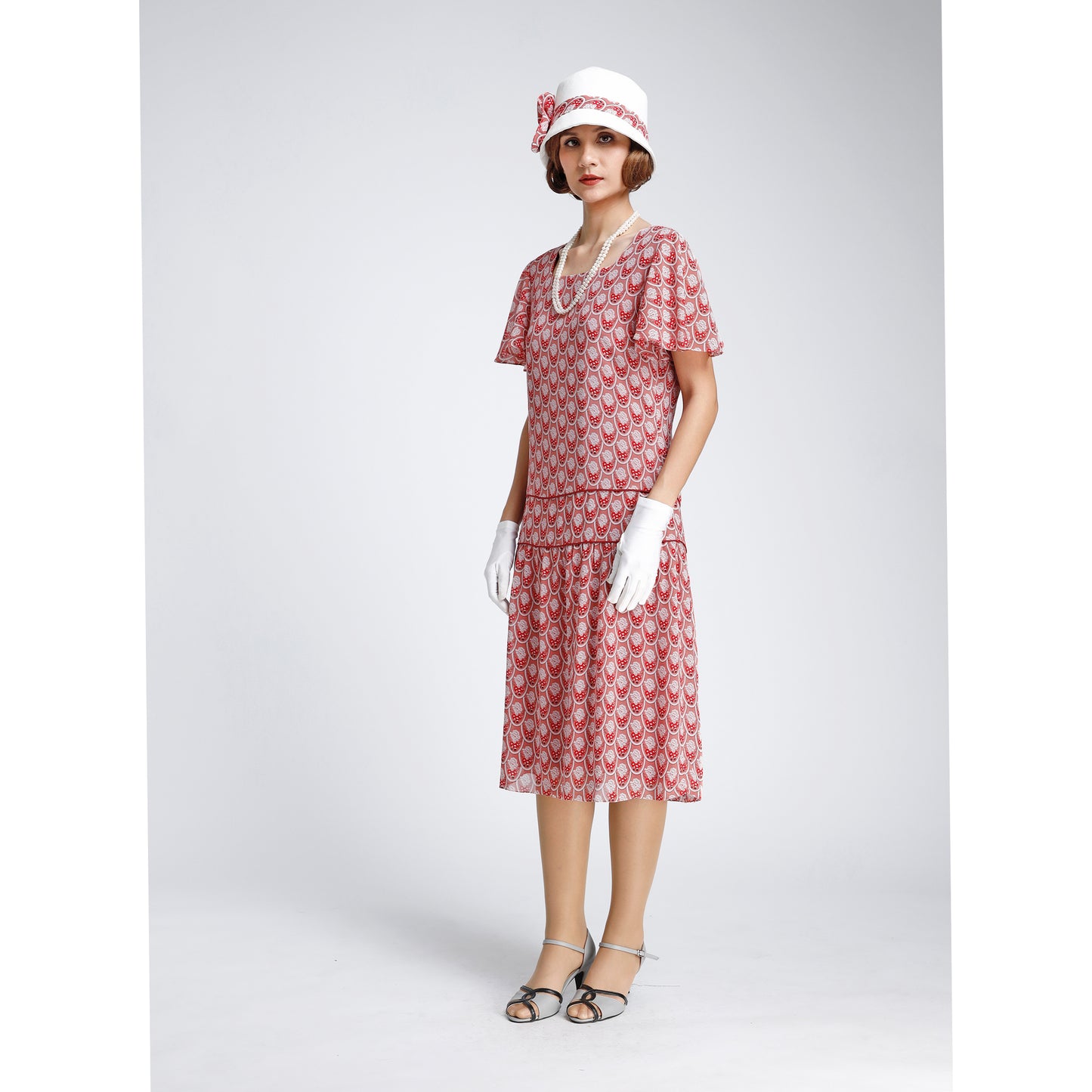 1920s cloche hat IN off-white cotton and red printed chiffon