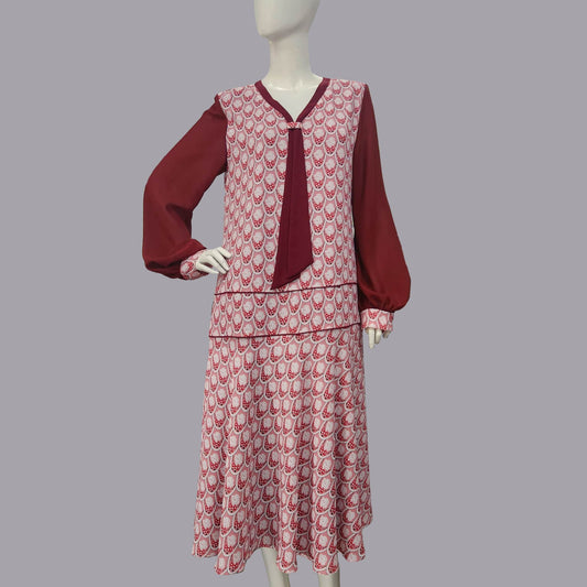 1920s dress in red Art Deco print and maroon red contrasting details - Roaring Twenties fashion