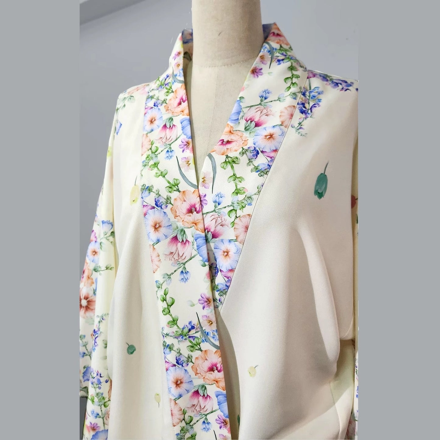Cream floral oriental 1920s kimono robe with button closure