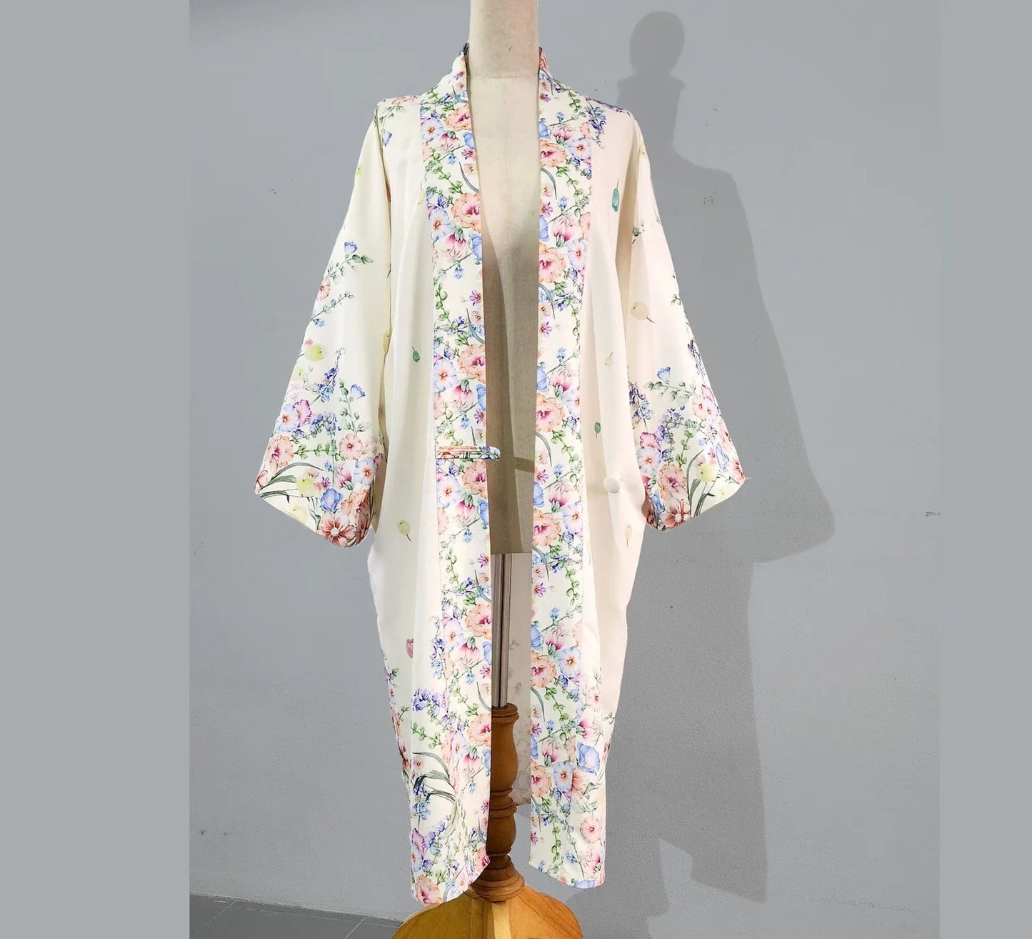 Cream floral oriental 1920s kimono robe with button closure, 1920s-inspired loungewear