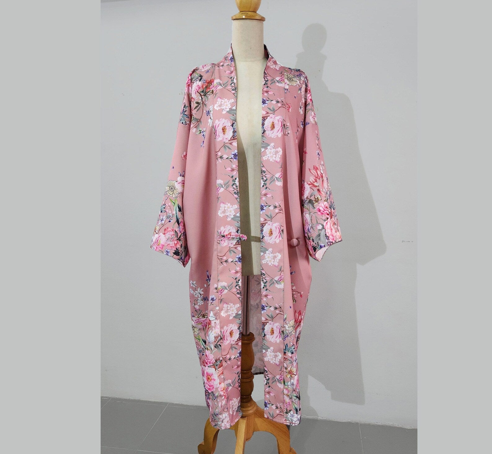 Purple Japanese kimono robe inspired by 1920s loungewear fashion. Can be worn as a Great Gatsby coat, also as a 1920s wedding bridesmaid robe.