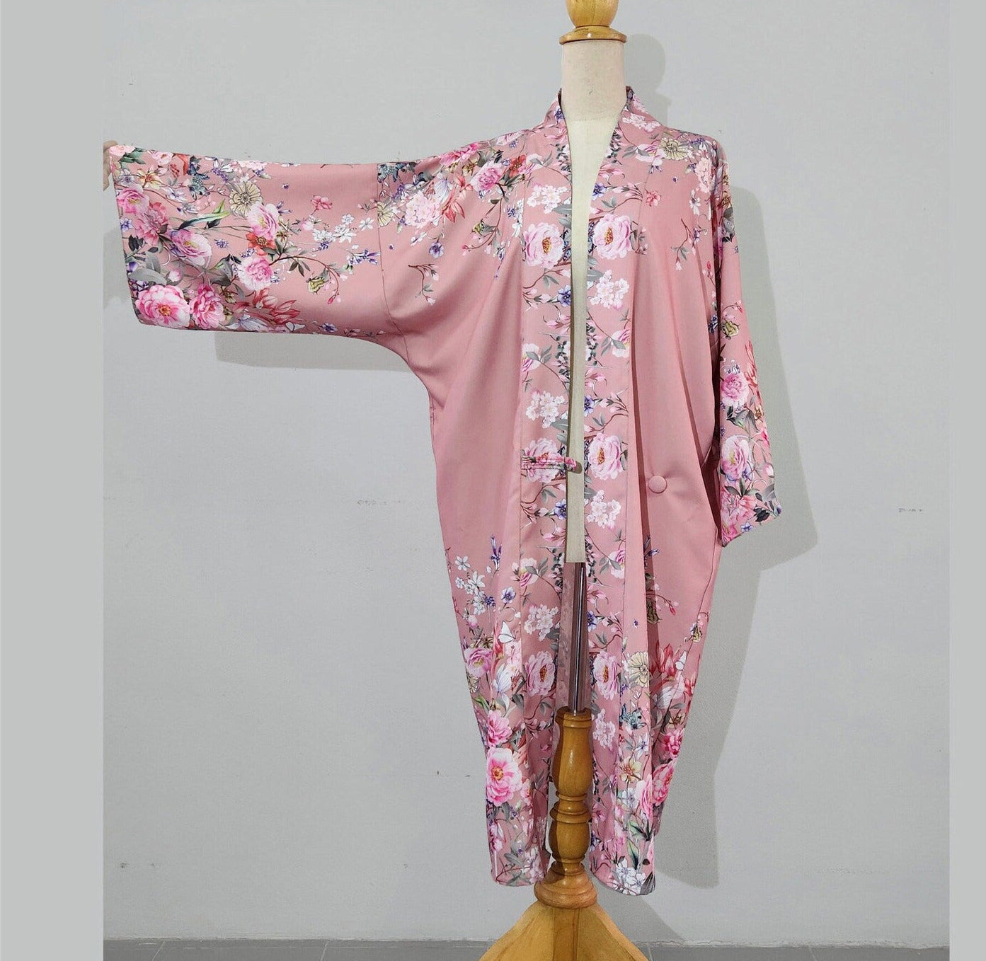 Kimono robe inspired by 1920s loungewear fashion. The 1920s kimono can be worn as a Great Gatsby coat. Also as 1920s wedding bridesmaid robe.