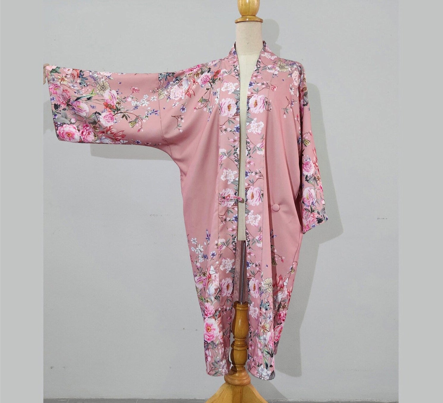 Mauve pink Japanese style and 1920s-inspired loungewear, a 1920s kimono robe
