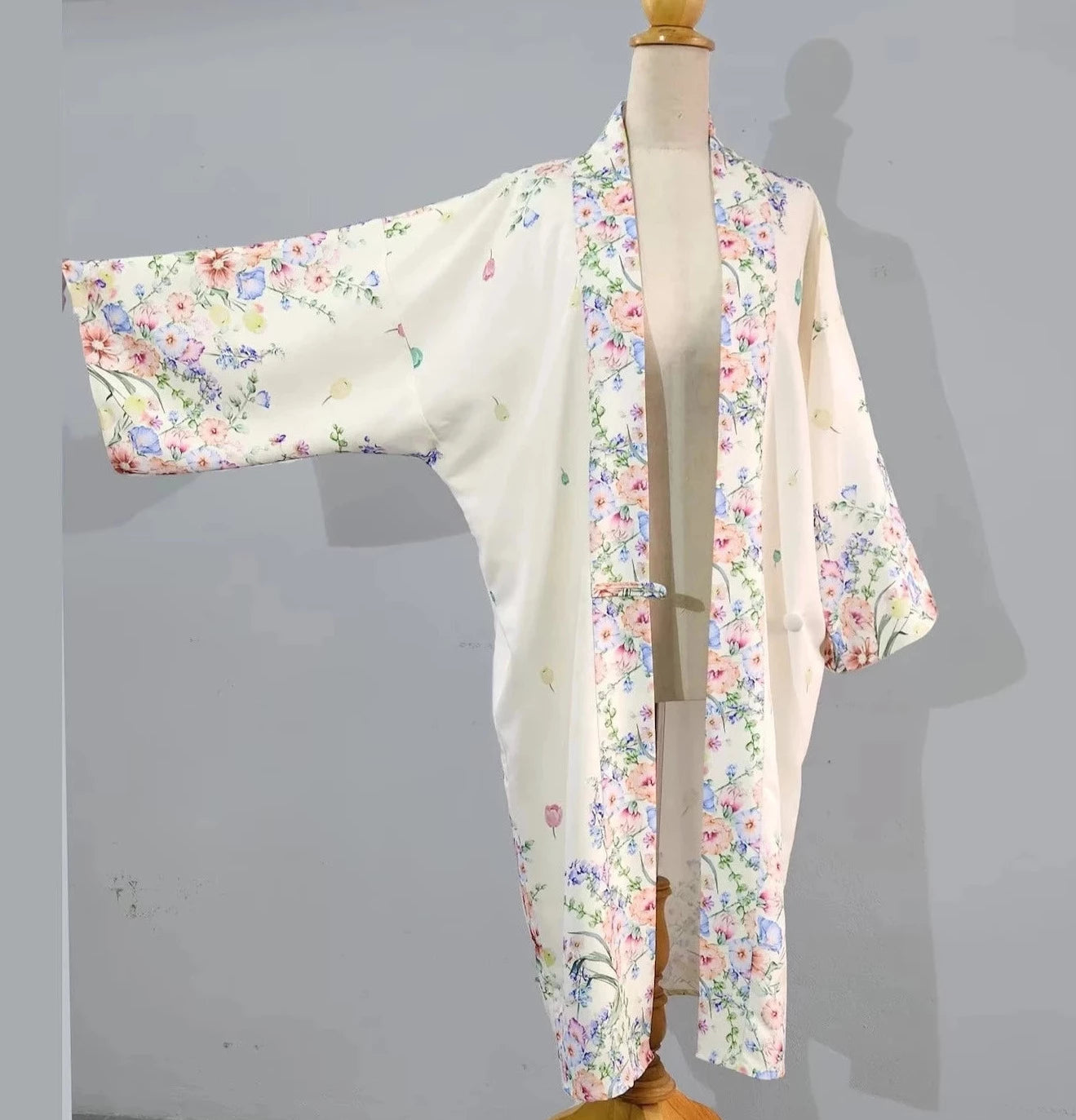 Cream floral oriental kimono robe inspired by 1920s loungewear fashion. Can be worn as 1920s duster summer coat, Gatsby coat or 1920s nightgown.