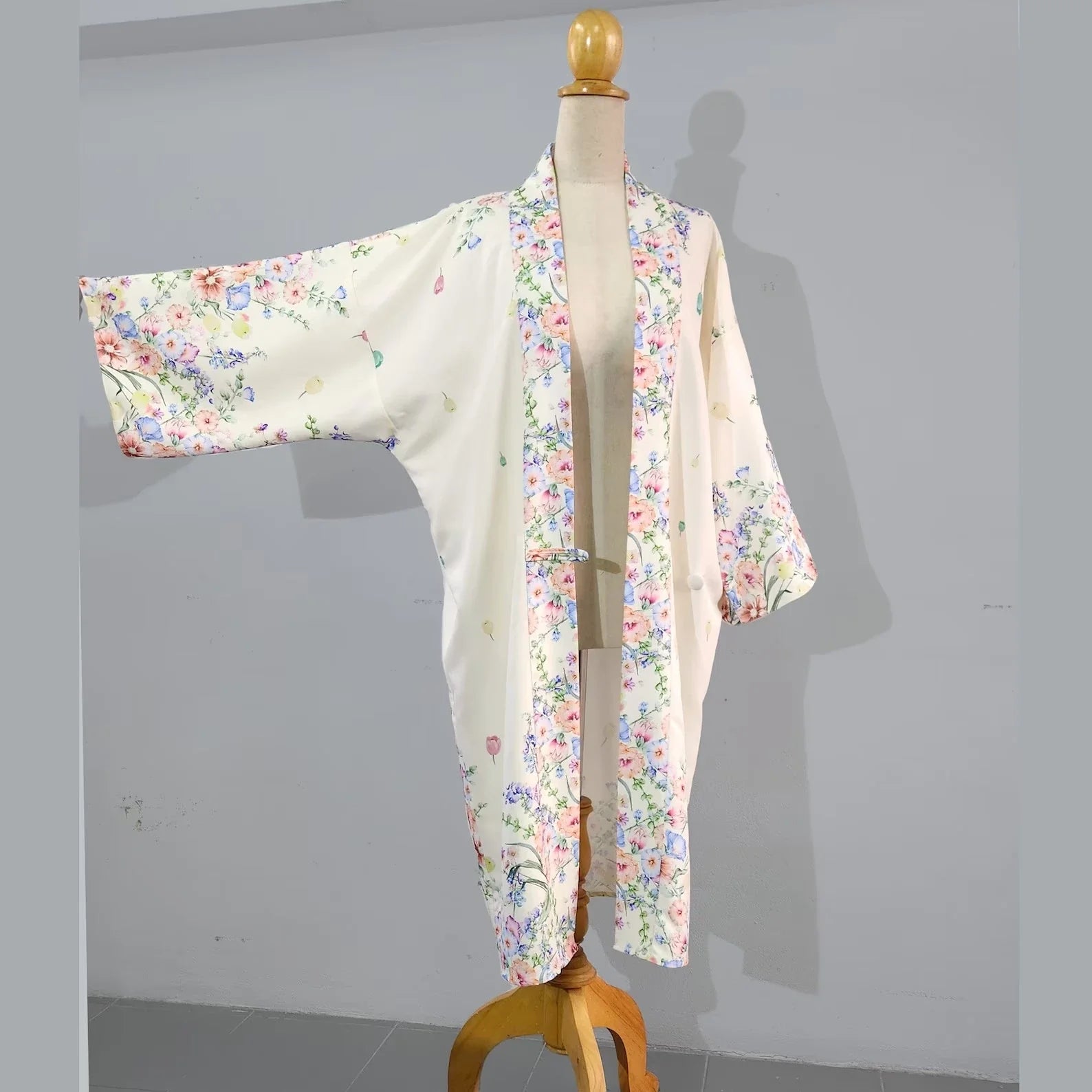 Cream floral oriental kimono robe inspired by 1920s loungewear fashion. The 1920s duster summer coat can be worn as Gatsby robe or 1920s nightgown