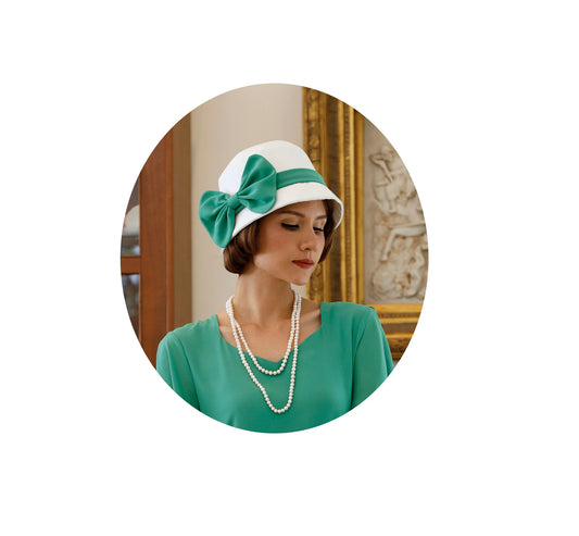 Off-white Great Gatsby hat with jade green ribbon. This 1920s cloche hat can be worn as flapper hat, Downton Abbey hat or summer high tea hat.